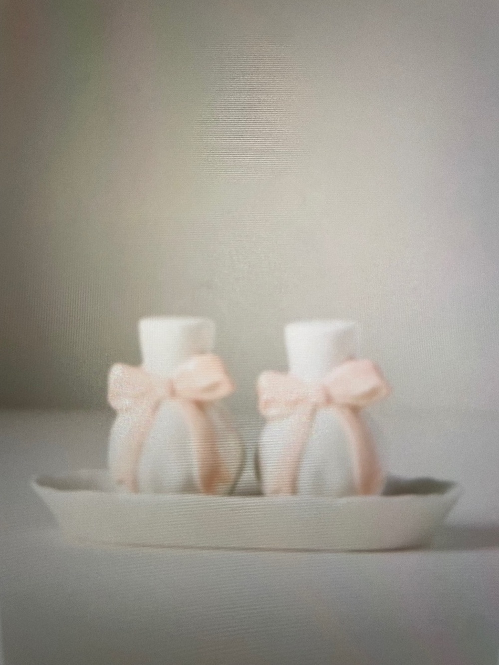 โค๏ธ ANTHROPOLOGIE BENEDITA PINK BOW SALT & PEPPER SHAKER NEW STONEWARE